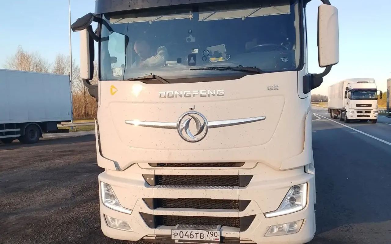 Тягач Dongfeng GX анфас