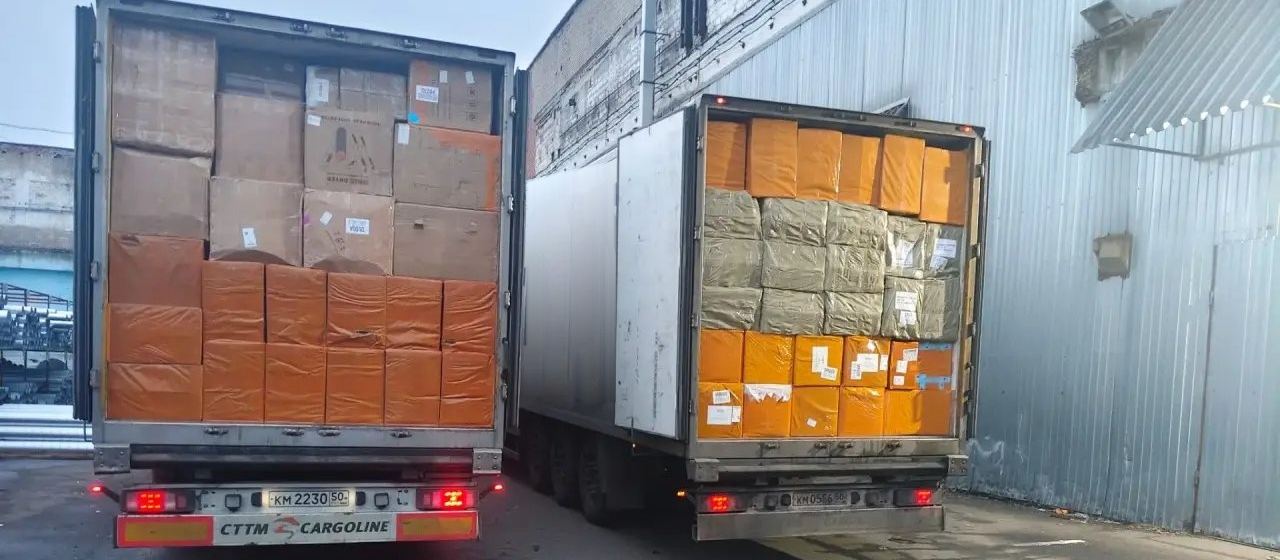 Две машины Промторггрупп под загрузкой