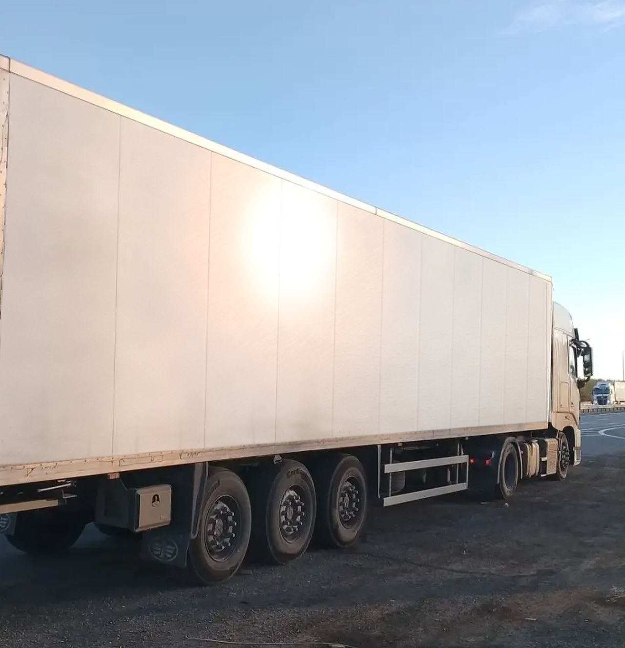 Тягач Dongfeng GX с полуприцепом СТТМ на трассе